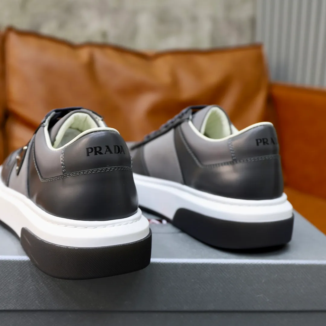 Factory price: 720 top original order Brand: PRADA (Prada) Standard code: Men's size 38/44 (45 can be customized) Grade: Same as the official website Material: Original cowhide, cowhide lining, original combination two-color wear-resistant soft outsole Style category: casual sports version, young fashion, European and American trend, British style Color: actual picture color